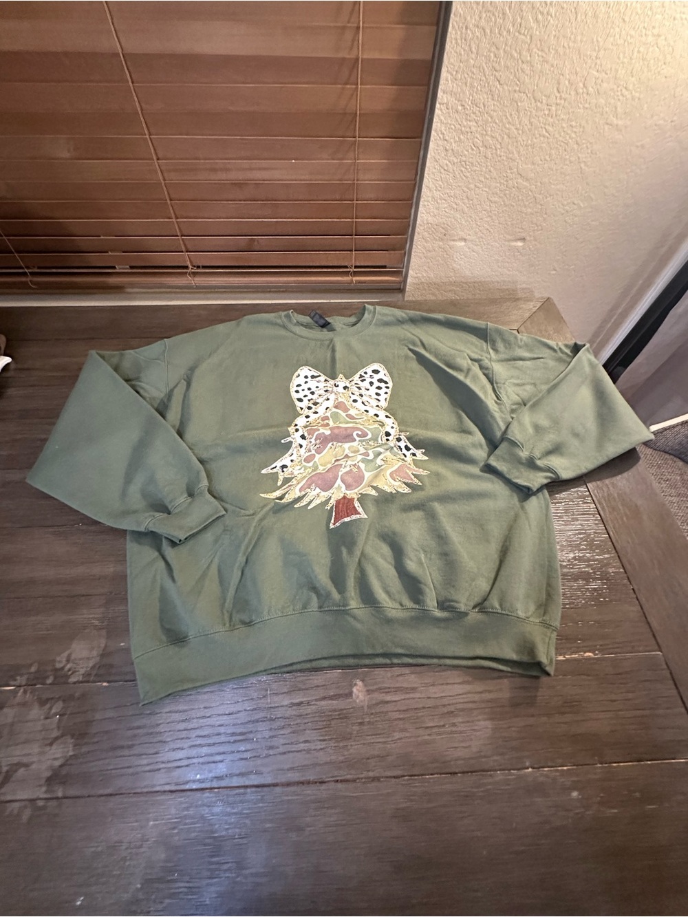 2x Womens Olive Green camo Christmas tree Graphic Crewneck Sweatshirt